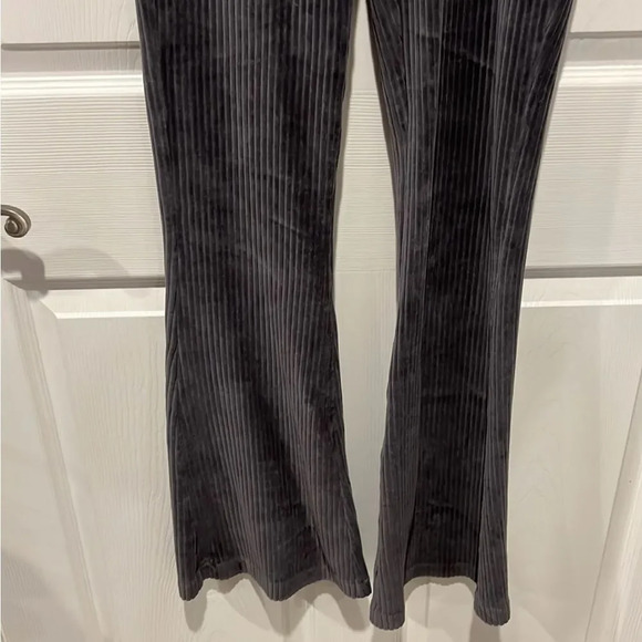 Aerie gray pull on corduroy flare leg pants size Medium regular - Picture 4 of 6